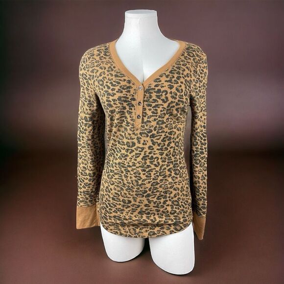Time and Tru Tops - *TIME & TRU Women’s Leopard Print V-neck Long Sleeve Thermal Tee | Medium